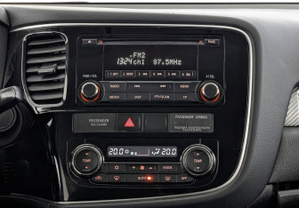 Подержанный автомобиль Mitsubishi Outlander 2012 года (17 фото)