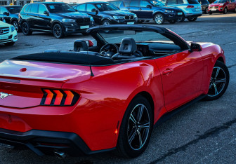 Подержанный автомобиль Ford Mustang Convertible 2024 года (25 фото)