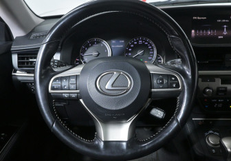 Подержанный автомобиль Lexus ES 2016 года (10 фото)