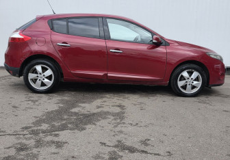 Подержанный автомобиль Renault Megane Hatchback 2010 года (4 фото)