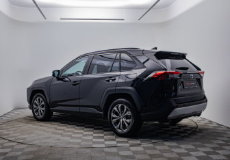 Подержанный автомобиль Toyota RAV4 2023 года (7 фото)