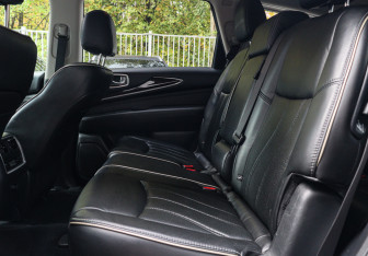 Подержанный автомобиль Infiniti QX60 2017 года (9 фото)