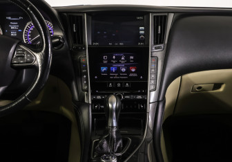 Подержанный автомобиль Infiniti Q50 2014 года (13 фото)