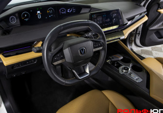 Подержанный автомобиль Changan UNI-V 2022 года (19 фото)