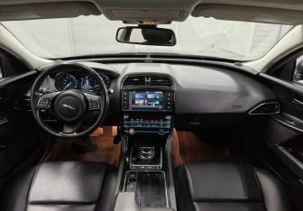 Подержанный автомобиль Jaguar XE 2018 года (11 фото)