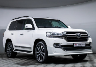 Подержанный автомобиль Toyota Land Cruiser Suv 2015 года (3 фото)