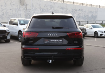 Подержанный автомобиль Audi Q7 2015 года (6 фото)