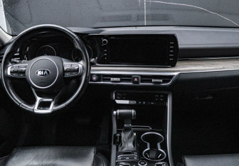 Подержанный автомобиль Kia K5 2020 года (10 фото)