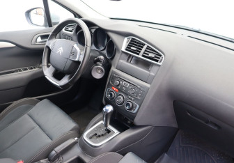 Подержанный автомобиль Citroen C4 Hatchback 2011 года (10 фото)