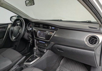 Подержанный автомобиль Toyota Auris Hatchback 2013 года (13 фото)