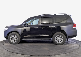 Подержанный автомобиль Toyota Land Cruiser Suv 2018 года (8 фото)