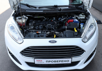 Подержанный автомобиль Ford Fiesta Hatchback 2015 года (9 фото)