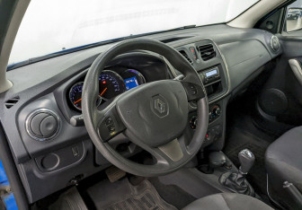 Подержанный автомобиль Renault Sandero 2015 года (12 фото)