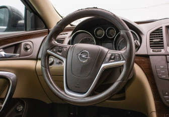 Подержанный автомобиль Opel Insignia Wagon 2011 года (14 фото)