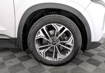 Подержанный автомобиль Hyundai Santa Fe 2019 года (18 фото)