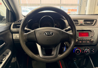 Подержанный автомобиль Kia Rio Sedan 2013 года (14 фото)