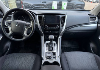 Подержанный автомобиль Mitsubishi Pajero Sport 2018 года (9 фото)