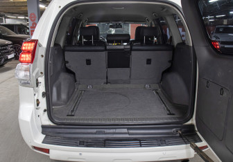 Подержанный автомобиль Toyota Land Cruiser Prado 2010 года (10 фото)