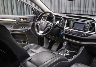 Подержанный автомобиль Toyota Highlander 2013 года (11 фото)