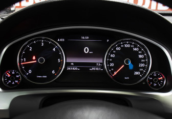 Подержанный автомобиль Volkswagen Touareg 2014 года (11 фото)