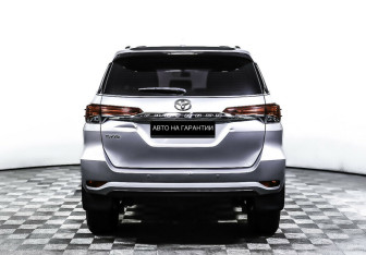 Подержанный автомобиль Toyota Fortuner 2018 года (6 фото)