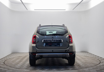 Подержанный автомобиль Renault Duster 2012 года (6 фото)