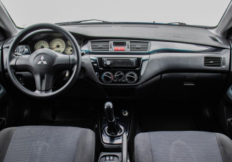 Подержанный автомобиль Mitsubishi Lancer Sedan 2006 года (13 фото)