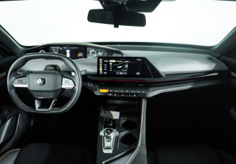 Подержанный автомобиль Changan UNI-V 2023 года (13 фото)