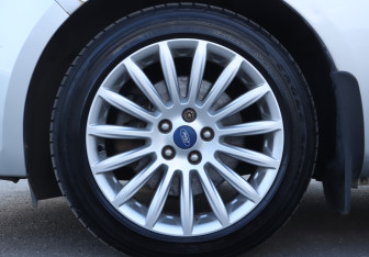 Подержанный автомобиль Ford Mondeo Sedan 2011 года (17 фото)