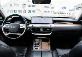 Подержанный автомобиль Kia K9 2022 года (18 фото)