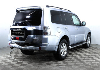 Подержанный автомобиль Mitsubishi Pajero 2016 года (3 фото)