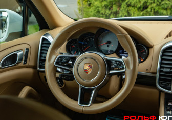Подержанный автомобиль Porsche Cayenne 2015 года (11 фото)