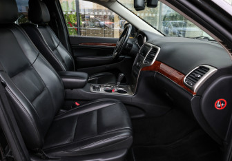 Подержанный автомобиль Jeep Grand Cherokee 2010 года (10 фото)