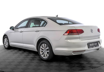 Подержанный автомобиль Volkswagen Passat Sedan 2019 года (7 фото)
