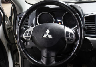 Подержанный автомобиль Mitsubishi Lancer Sedan 2014 года (17 фото)