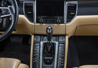 Подержанный автомобиль Porsche Macan 2018 года (16 фото)