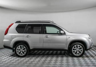 Подержанный автомобиль Nissan X-Trail 2013 года (4 фото)