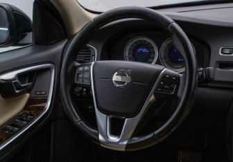 Подержанный автомобиль Volvo S60 2012 года (15 фото)