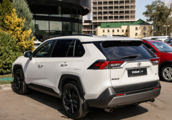 Подержанный автомобиль Toyota RAV4 2021 года (5 фото)
