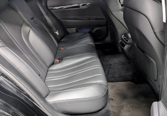 Подержанный автомобиль Genesis G80 2021 года (17 фото)