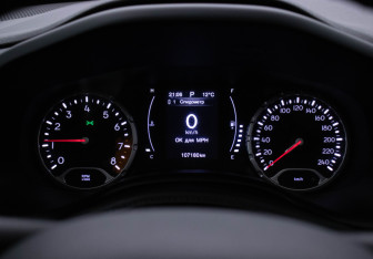 Подержанный автомобиль Jeep Renegade 2017 года (12 фото)