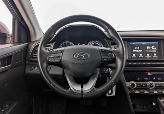 Подержанный автомобиль Hyundai Elantra Sedan 2020 года (16 фото)