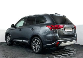 Подержанный автомобиль Mitsubishi Outlander 2019 года (7 фото)