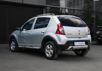 Подержанный автомобиль Renault Sandero 2012 года (6 фото)