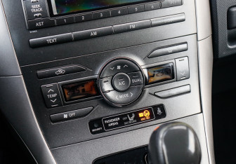 Подержанный автомобиль Toyota Auris Hatchback 2008 года (17 фото)