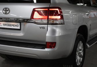Подержанный автомобиль Toyota Land Cruiser Suv 2015 года (22 фото)