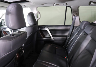Подержанный автомобиль Toyota Land Cruiser Prado 2013 года (12 фото)