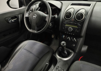Подержанный автомобиль Nissan Qashqai 2009 года (10 фото)