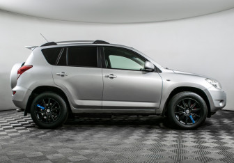 Подержанный автомобиль Toyota RAV4 2006 года (4 фото)