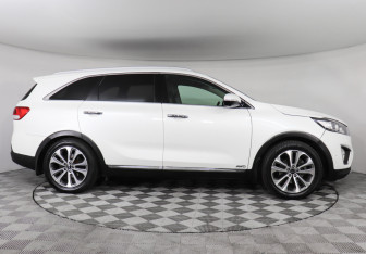 Подержанный автомобиль Kia Sorento 2016 года (4 фото)